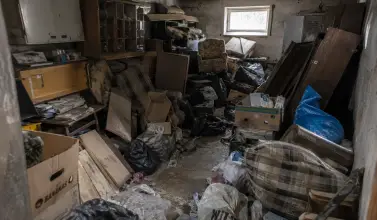 Messie-Wohnung räumen: Was zuerst getan werden sollte