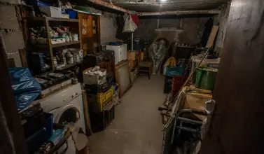 Alte Möbel und Kartons aus dem Keller entfernen