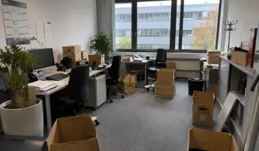 Büro komplett räumen: So gelingt ein geordneter Ablauf