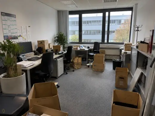 Büro komplett räumen: So gelingt ein geordneter Ablauf