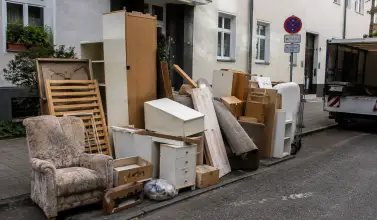 Wie werden schwere Möbel aus oberen Etagen abgeholt?